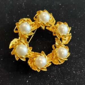 Meadowbrook faux pearl and gold tone vintage brooch
